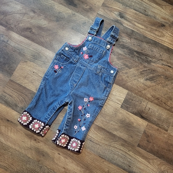 Vintage Denim Floral Embroidered Crochet Hem Heart Strap Overalls Size 6-9M - Picture 2 of 8